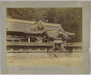 Tōshō-gū portista nähtynä, Nikko, Japani (käsinvärinen mustavalkokuva)