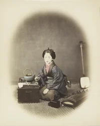 Nainen, jolla on koto ja shamisen (käsinvärinen mustavalkokuva)