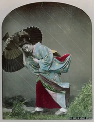 Nuori japanilainen tyttö sateessa, n. 1900 (käsin väritetty kuva)