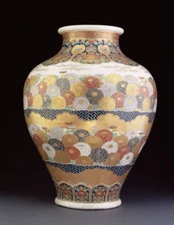 Krysanteemeilla maalattu Satsuma-maljakko, 1800-luvun loppu (emaloitu keramiikka)