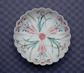 Arita Chrysanthemum -muotoinen kulho, 1600-luvun loppu (emaloitu posliini)