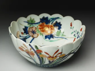 Kulho, jossa uurretut sivut ja uurrettu reuna, ko-Imari-tavaraa, n. 1770-20 (keramiikka sinisellä pohja- ja päällimmäisellä emalilla)