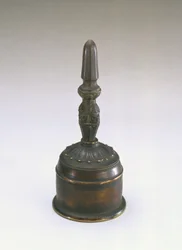 Buddhalainen rituaalikello, Kamakura-kausi, 1185-1333 (keraaminen)