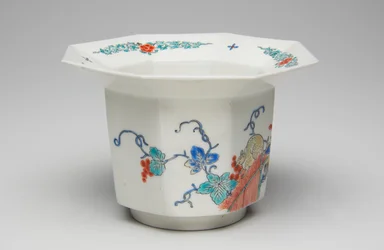 Kuppi, 1600-luvun loppu - 1700-luvun alku (Kakiemon, posliinia, jossa overglaze emali)