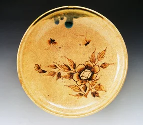 Koristeltu emalikivitavaratarjotin koristeltu kahdella perhosella ja pionilla, 1700-luvun loppu-1800-luvun alku, Seto valmistus, halkaisija 34 cm, Japanilainen sivilisaatio, Edo-kausi