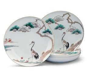 Neljä lautasta, Edo Period (posliini punaisella, vihreällä, sinisellä ja mustalla overglaze emalilla ja kullattu)