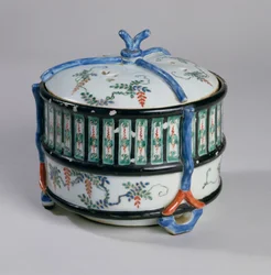 Suitsukepoltin, 1600-luvun lopulla (kakiemon-posliinia overglaze emaleilla)