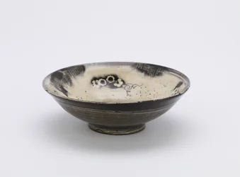 Yksittäinen tarjoilukulho, Kyushu tai Kioto, Edo-kausi, 1700-1800-luku (kivitavara, jossa valkoinen liuska ja kobolttipigmentti kirkkaan lasitteen alla)