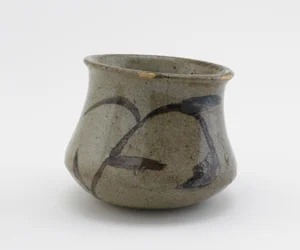 Yksilöllinen tarjoilukulho leveällä pohjalla ja levenevällä huulilla, Sagan prefektuuri, Edo-kausi, 1600-1800-luku (keraaminen)