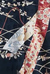 Nuorten naimattomien naisten tyylikkäissä tilaisuuksissa käyttämä Kimono Furisode (keiluvat hihat) ja Maiko (geisha-oppilas), silkki kukka- ja kasviaiheilla, kelluvia paneeleja, yksityiskohtia, Kaga-Yuzen-värjäys, Tokamachin kutomakoneet, japanilainen sivi