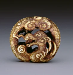 Netsuke, joka kuvaa vesilohikäärmettä, n. 1870–1880 (hirvensarvi)