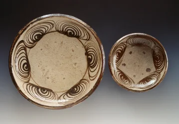 Umanomezaralla (ympyrät, joissa hevosenkuvio) koristellut lautaset, 1700-luvun loppupuoli-1900-luvun alku, emaloitu kivitavaraa, valmistettu Setossa, halkaisijat 21,5 cm ja 34,5 cm, japanilainen sivilisaatio, Edo-kausi.