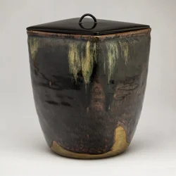 Takatori-Ware Water Jar (Mizusashi) (lasitettu kivitavara lakatulla kannella)