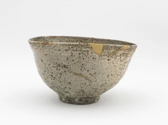 Teekulho, Edo-kausi, 1700-1800-luvun puoliväli (kivitavara, jossa valkoinen slip harjattu puutuhkalasitteen alla)