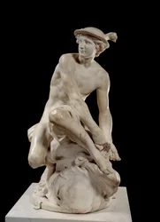 Merkurius kiinnittää siivekkäitä sandaalejaan. Marmoriveistos, 1744, Pariisi, Musée du Louvre