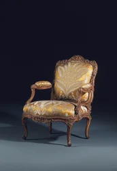 Yksi Louis XV fauteuils a la Reine -parista (puu & tekstiili)