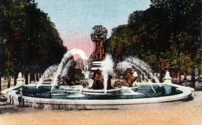 Pariisi: näkymä neljän maanosan (neljä osan maailmaa) suihkulähteelle tai observatorion tai Carpeaux-suihkulähteelle Place Camille Jullianilla, Jardin du Luxembourgissa, rakensi vuosina 1867-1874 arkkitehti Gabriel Davioud ( 1824