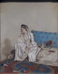 Mietiskelevä nainen sohvalla