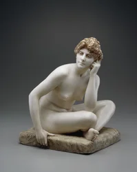 Istuva nainen, n. 1890/95 (marmori alkuperäisellä vahalla ja polykromialla)