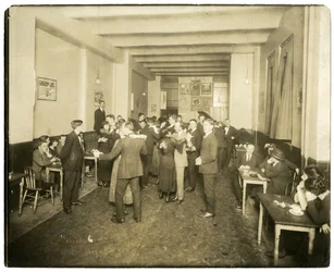 Tanssii Charley Reedin purppurapennussa, Greenwich Village, n. 1905-1918 (gelatiinihopeakuva)