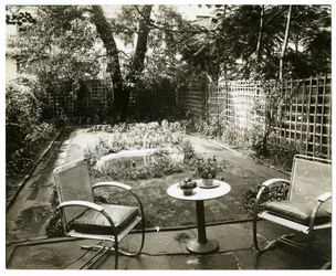 Garden of Mrs W H Wells 265 W 11th, Greenwich Village, New York, USA, n. 1936-37 (gelatiinihopea valokuva)