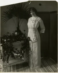 Harmaa turkkilainen kangas, jossa on mustavalkoista kirjontaa, Lord & Taylor, noin 1905-18