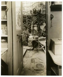 George & Mary Stonehillin koti, taiteilijat, näkymä keittiön ovesta, Greenwich Village, New York, USA, n. 1936-37 (gelatiinihopeakuva)