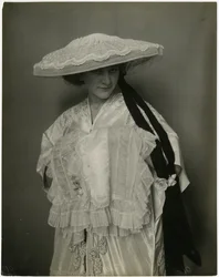 Jumble Bros ?, Alusvaatteet hattu ja muffi, n. 1905-1911 (gelatiinihopea kuva)