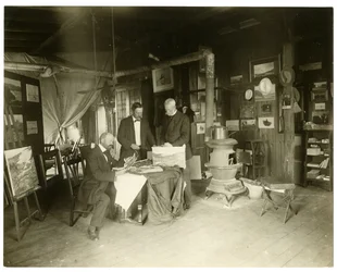 Vasemmalta oikealle: Cullen Yates - peitetty - Walter Dean, n. 1905-11 (gelatiinihopea valokuva)