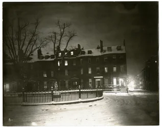 Louisburg Square, Boston Jenny Lind asui kulmatalossa Bostonissa, USA:ssa, n. 1902-1910 (gelatiinihopeakuva)
