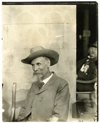 Mies hattu päässä, mitali, n.1905-40 (gelatiinihopeakuva).