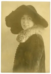 Margaret Widdemer, runoilija, noin 1915-25 (gelatiinihopeakuva).