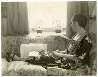 Rouva Emily Post, Etiquette-kirjan kirjoittaja, n. 1926-28