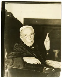 Rouva Mary Moore, Brookline, Massachusetts, 91-vuotias, lausumassa balladia, noin 1905-27