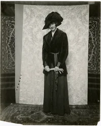 Punainen samettipuku harmonikalaskoshameella, Arnold & Constable, n. 1905-1918 (gelatiinihopea kuva)