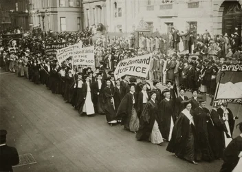 Naiset akateemisissa pukeissa marssivat äänioikeusparaatissa New Yorkissa vuonna 1910