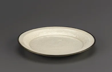 Ding-astia, jossa on muotoiltu mandariiniankkojen koristelu, Hebein maakunta, 1100-1300-luku (keraaminen)
