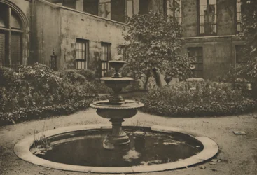 Muinainen mulperipuu ja suihkulähde Drapers Hallin puutarhassa, vuodelta 1935.