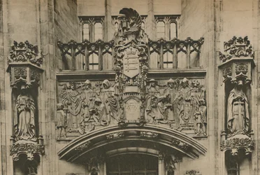 Kaiverrus kiveen Middlesexin vaakunan alla Guildhallissa Westminsterissä, vuodelta 1935.