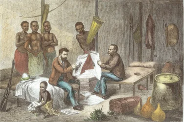 Tohtori David Livingstone (1813-73) ja hra Henry Morton Stanley (1841-1904) vastaanottavat sanomalehtiä Keski-Afrikassa, kaivertanut Pearson (myöhempi väritys)