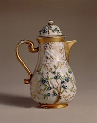 Kahvipannu, koristeltu applikoidulla reliefillä, Meissen, n.1710 posliinia