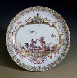 Saksalainen taide: Meissenin posliini. Chinoiserie edustaa teetä juovia aasialaisia hahmoja. Johann Gregor Hoeroldtin (tai Herold 1696-1775) koristeltu lautanen, noin 1730. Paris, Decorative Arts