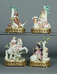 Neljä Meissen-ryhmää, jotka esittävät neljää maanosaa ja joissa on Ludvig XVI:n tyyliset kullatut pronssikoristeet, mallintanut Johann Joachim Kändler (1706-75), 1700-luvun puoliväli