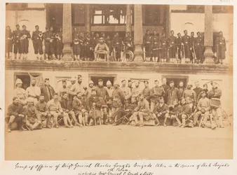 Prikaatikenraali Goughin prikaatin upseerit ja miehet vangittuina Shah Shujahin palatsin aukiolla, 1880