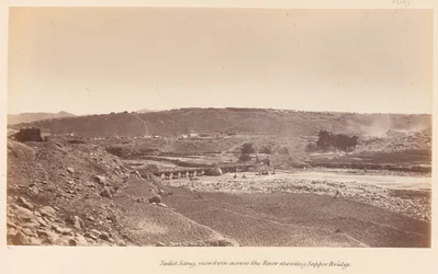 ?Safed Sang, katsottuna joen toiselta puolelta ja näyttää Sapper Bridgen?, 1878 noin