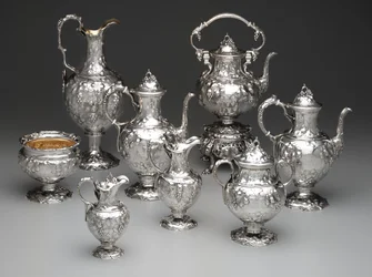 Vedenkeitin jalustalla, kahvipannu, suklaapannu, suklaakulho, sokerikulho, maitokannu, kermakannu ja ewers, n.1851 (hopeaa ja norsunluusta)