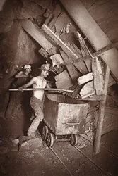 Mylly 412:ssa, Dolcoathin kaivoksessa, kuvitus J.C. Burrowsin ja William Thomasin teoksesta "Mongst mines and miners tai Underground Scenes by Flash-Light", pubi. 1893 (seepiakuva)