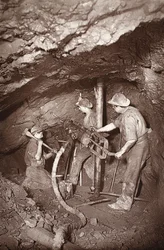 Kallioporapää, East Poolin kaivos, kuvitus J.C. Burrowsin ja William Thomasin teoksesta "Mongst mines and miners tai Underground Scenes by Flash-Light", pubi. 1893 (seepiakuva)