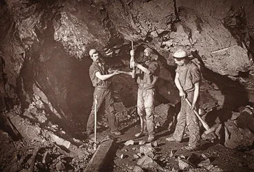 Boring an Upper, East Pool Mine, kuvitus J.C. Burrowsin ja William Thomasin teoksesta "Mongst mines and miners tai Underground Scenes by Flash-Light", pubi. 1893 (seepiakuva)