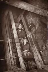 Keikka Dolcoathissa, kuvitus J.C. Burrowsin ja William Thomasin teoksesta "Mongst mines and miners tai Underground Scenes by Flash-Light", pubi. 1893 (seepiakuva)